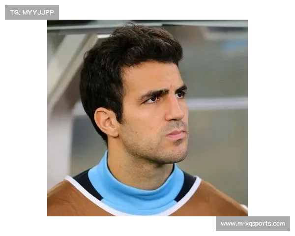 科莫主帅法布雷加斯赛前训练场部署定位球战术